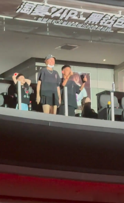 陈小春演唱会变大妈,老婆带俩娃露面,12岁jasper大方示爱不怯场