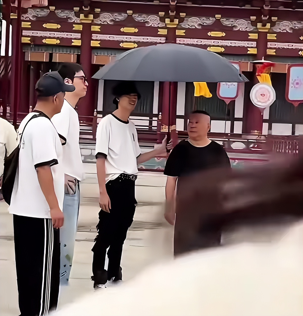 好卑微！郭德纲新剧开机，秦霄贤跑着撑伞讨好，合影依旧是背景板