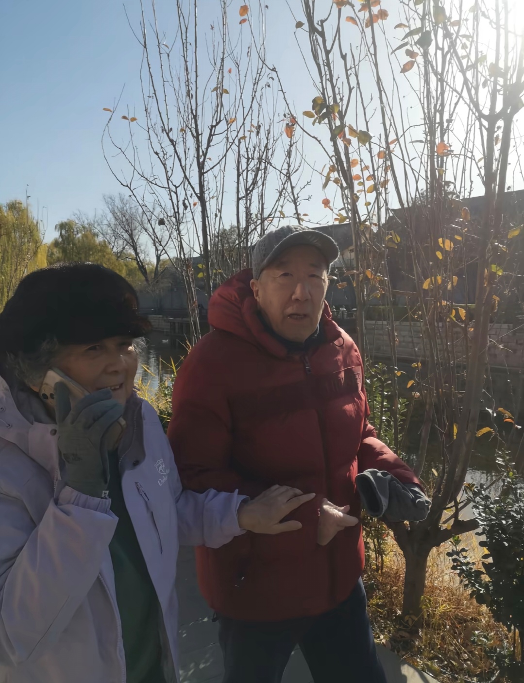 老戏骨雷恪生北京胡同被偶遇,89岁精神十足,老伴很贤惠贴身照顾