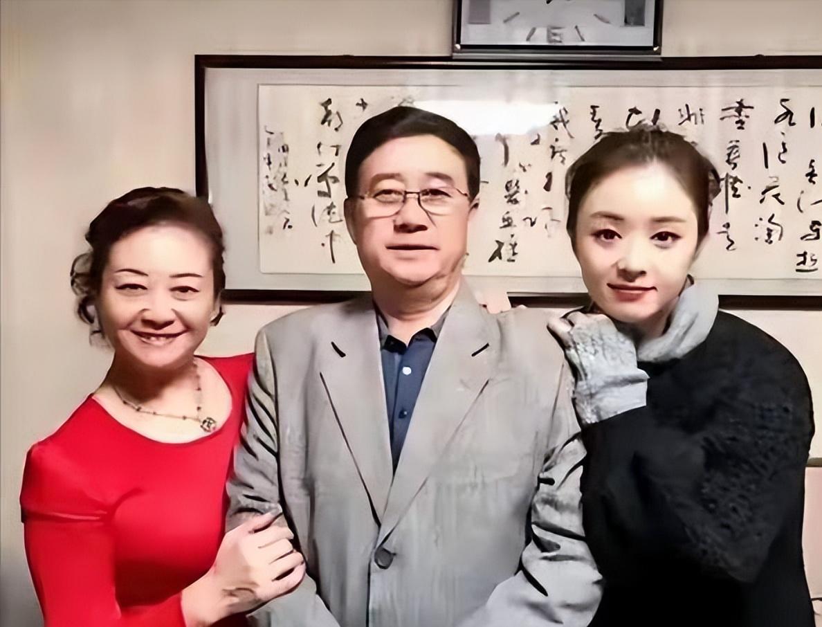 和蒋欣相恋多年，他转身娶了小4岁娇妻，如今妻子和他红透半边天