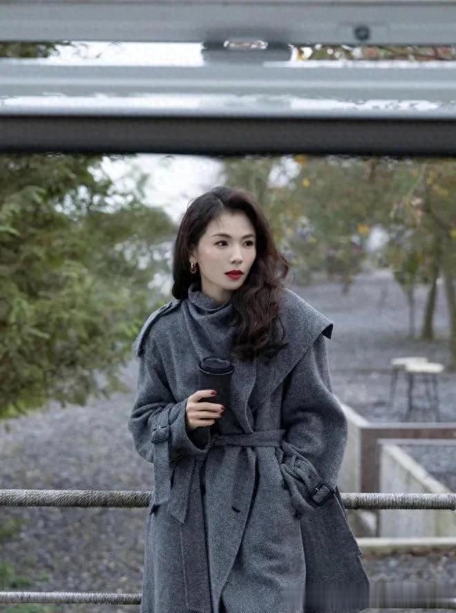 刘涛烫了油画卷发真惊艳！穿灰大衣+长筒靴，简约又高级！