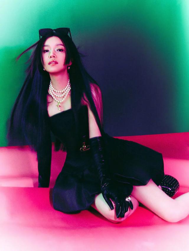 陈妍希黑色抹胸裙，双臂舒展身材婀娜，陈晓看到会否有一丝悔意