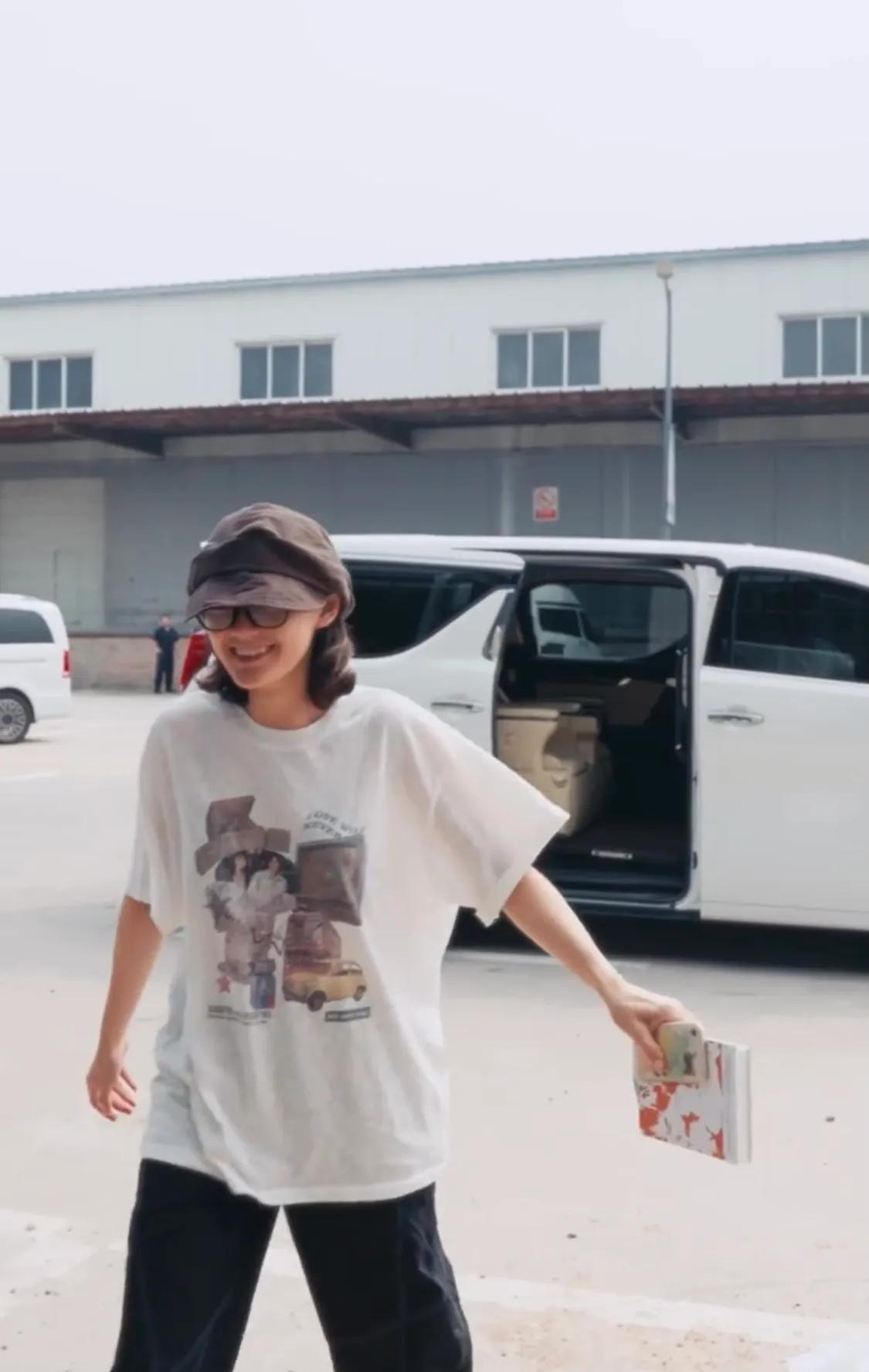 刘亦菲爱吃肉,杨幂穿睡衣上班,迪丽热巴又捂上了,宋佳私服帅气