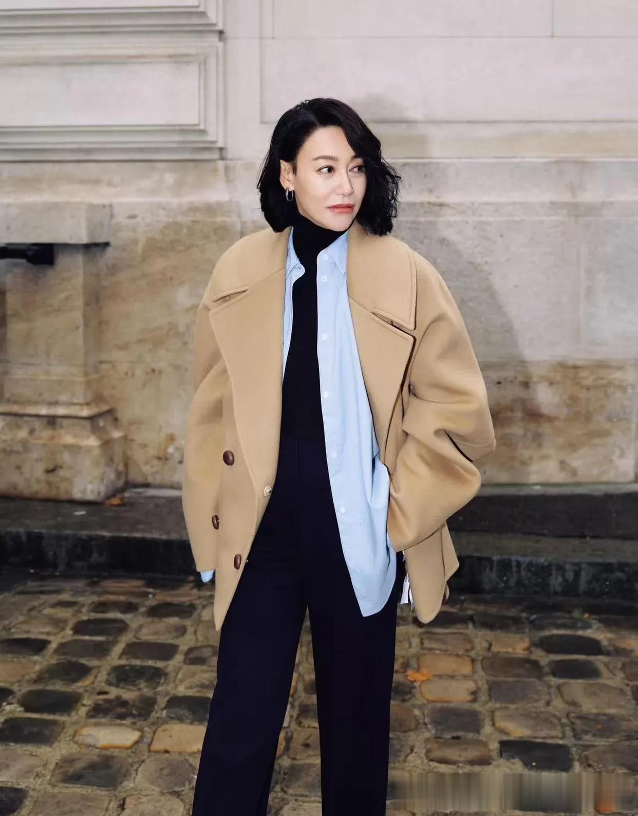 惠英红真是奶奶辈穿搭标杆!驼色短大衣+衬衫+阔腿裤,时髦又高级