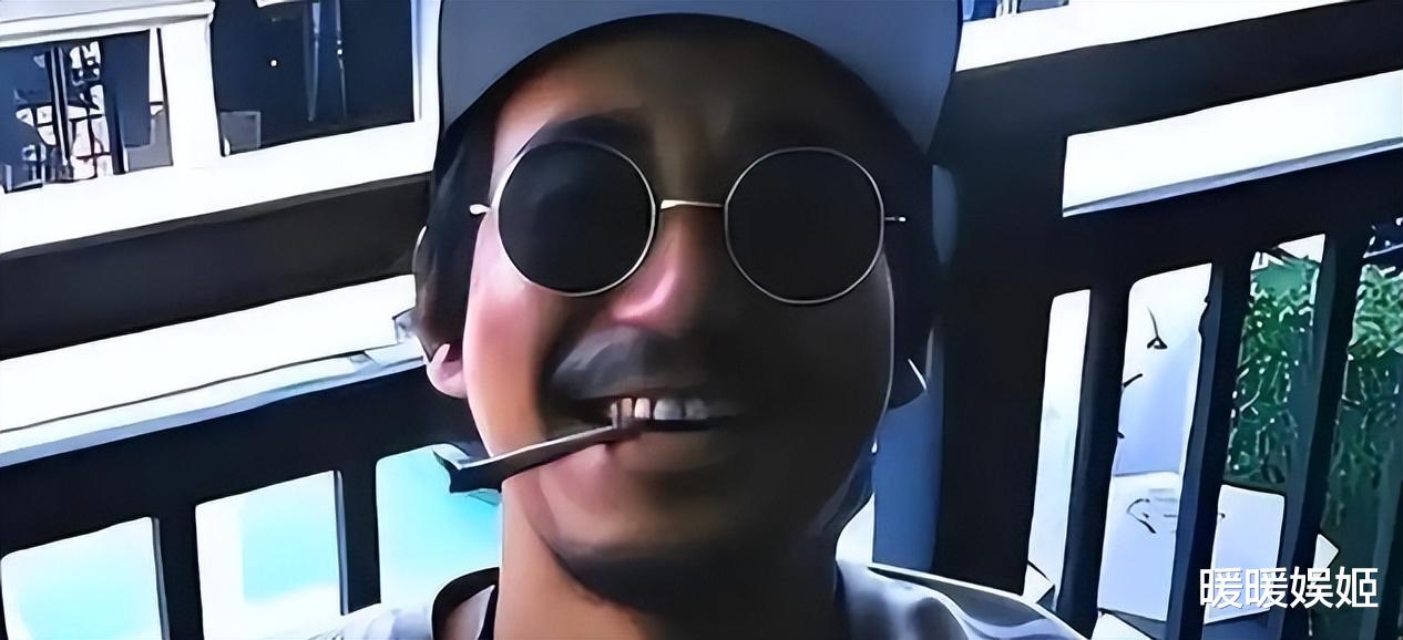 43岁张默独居泰国，生活奢靡与音乐为伴，外网常发黑白照与众不同