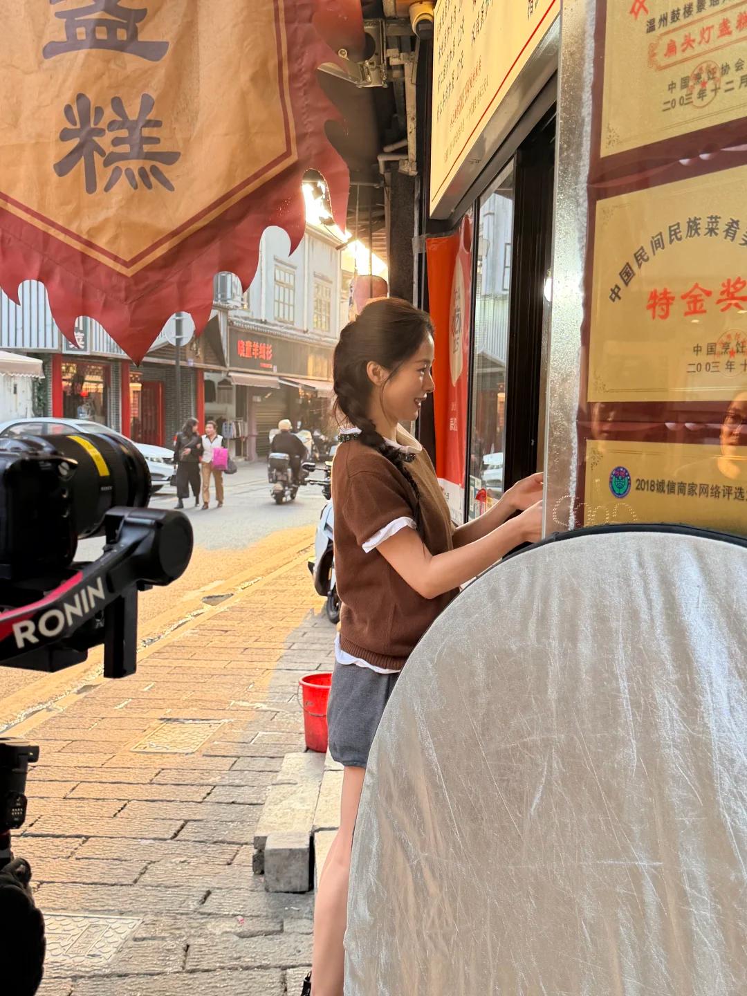 江一燕温州街头被偶遇，穿短裙腿被冻到黑紫，脸馒化到差点认不出