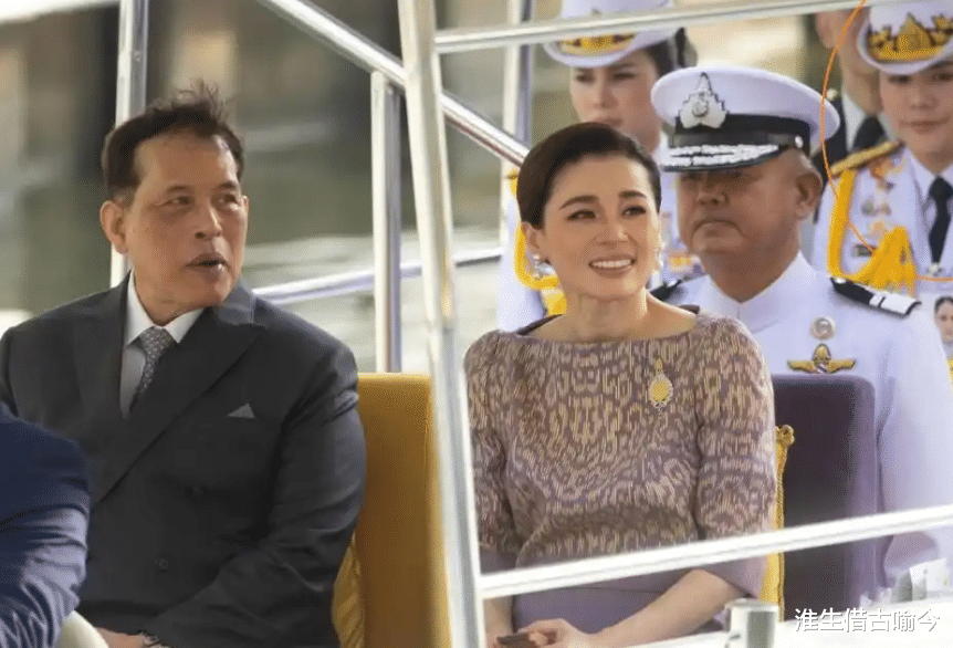 泰王新宠巴帕颂整容脸明显，抱着玛哈爱犬出宫，苏提达都斗不过她