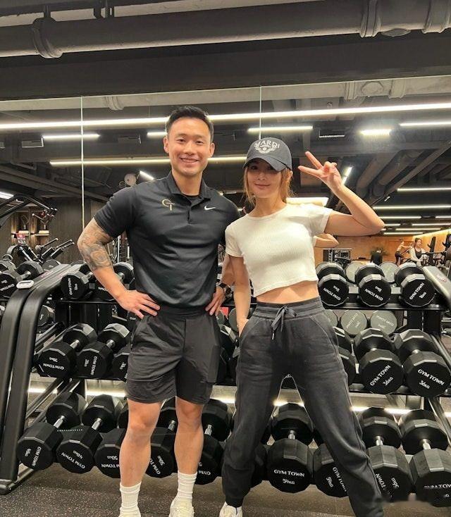 蔡卓妍寒风中秀腹肌，自律健身的秘诀让人惊叹！