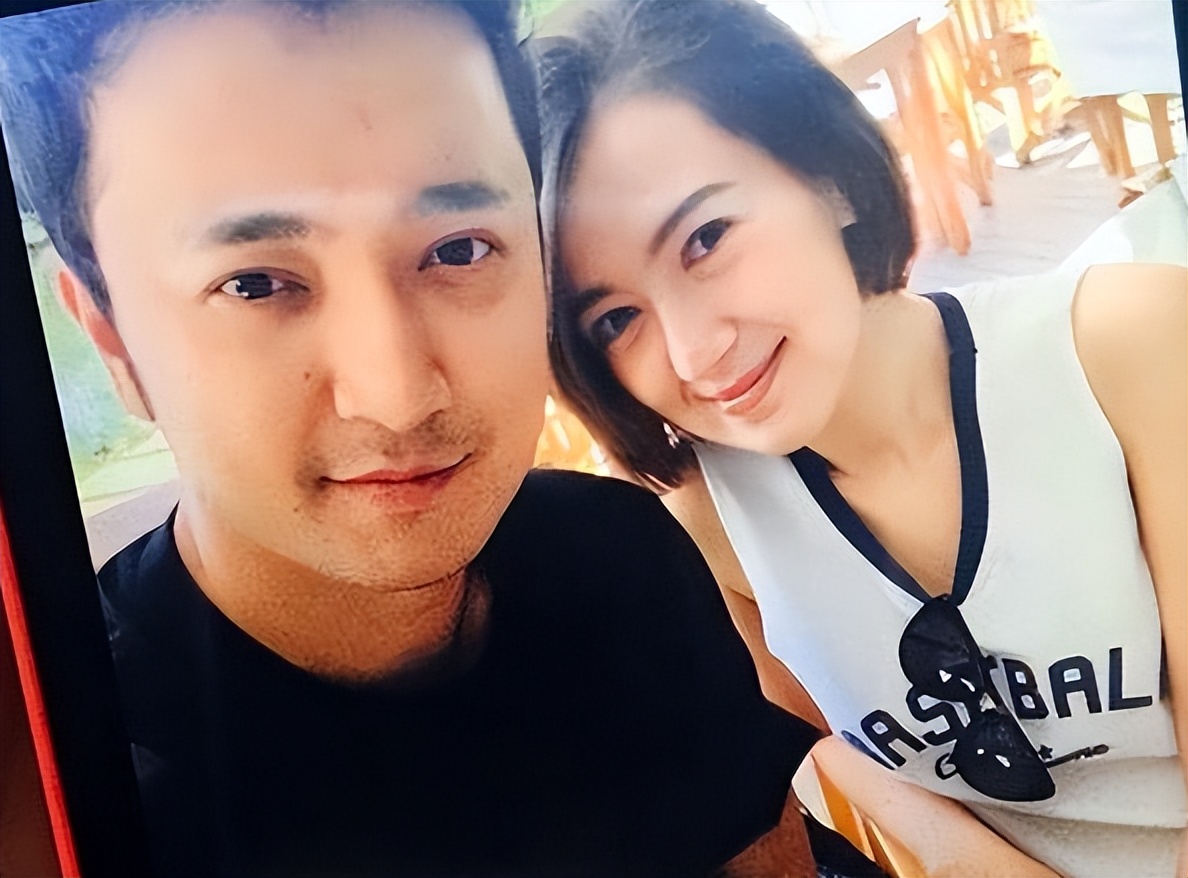 母亲是演员，二婚重组嫁翻译官父亲，难怪42岁尼格买提离婚无儿女