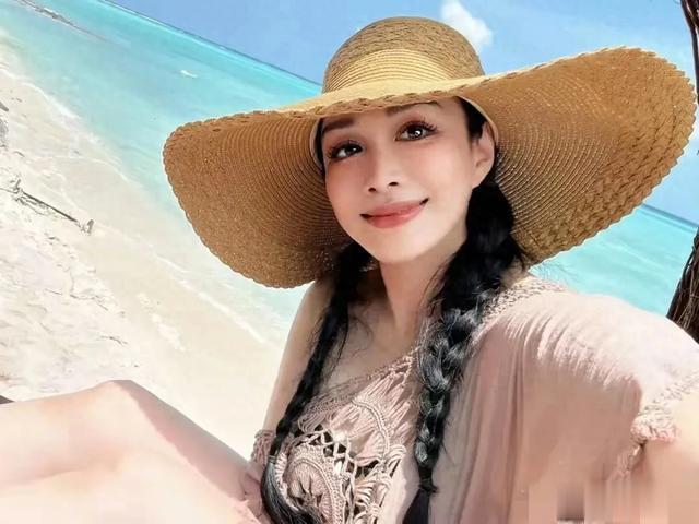 55岁钟丽缇马来西亚泳池变美人鱼，身材碾压少女，水中状态绝了