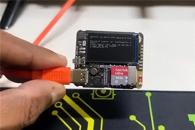 全球最小Linux计算机问世:比护照还小 带屏带麦功能全