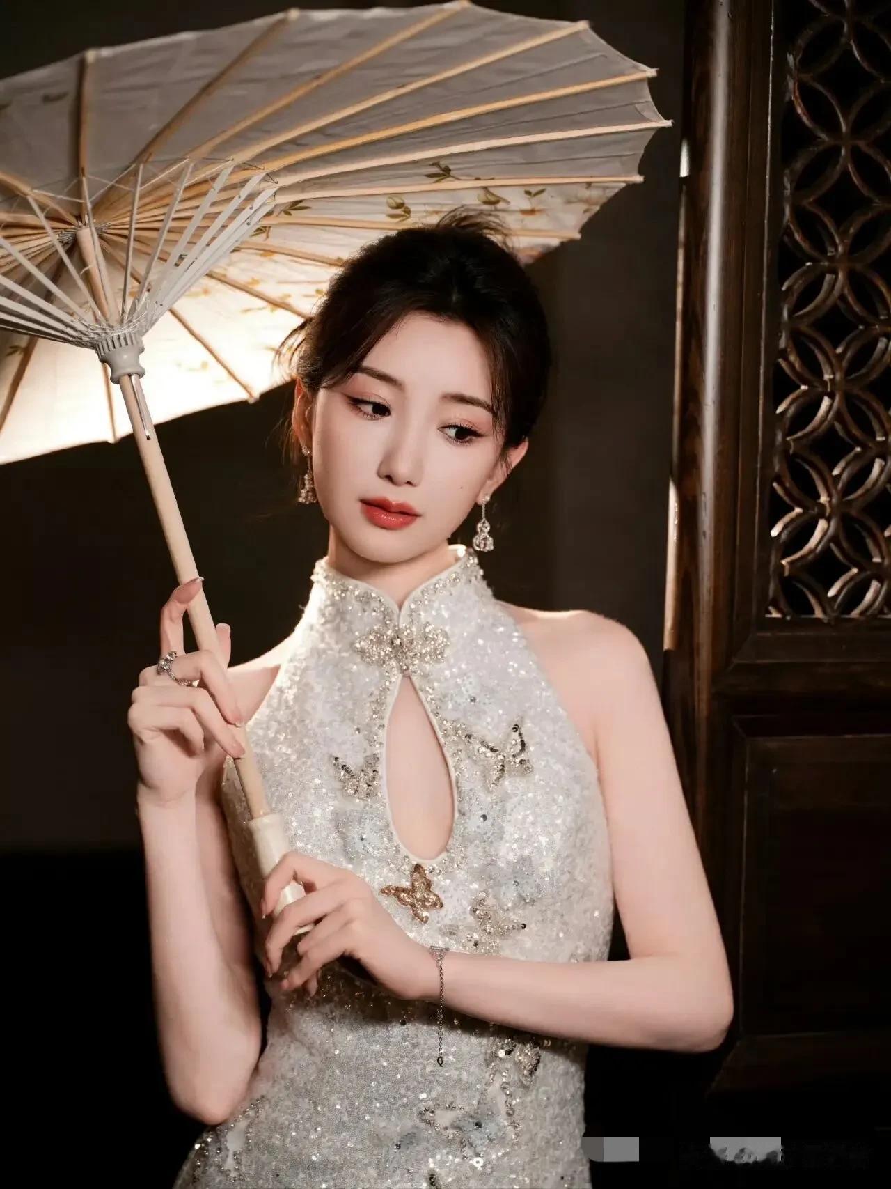 毛晓彤穿银亮蝴蝶旗袍，身段绝了，复古又优雅