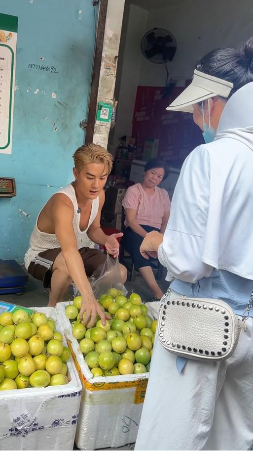 知名歌星广西街头卖水果，如今左耳听力剩6成，曾与赌王女儿恋爱