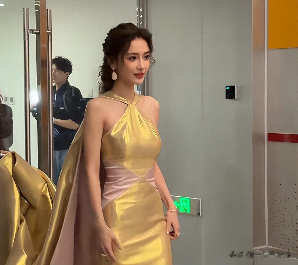 一点都不遮掩，眼纹明显，头有白发，46岁的她比72岁赵雅芝还真实