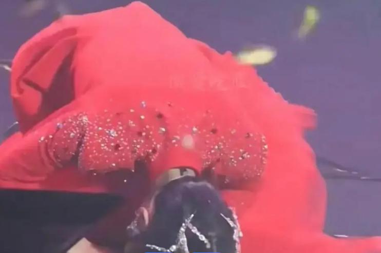 官媒发文,揭开刀郎真实处境,难怪他哽咽落泪,突然理解了云朵