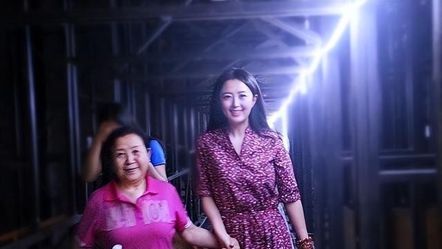 杨童舒现状：50岁还是那么美，在大学当教授，儿子长相帅气很像她