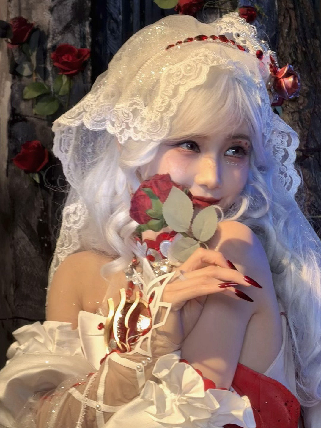 李一桐和平精英新cos，赤瞳白发化身狩猎者，冷艳与浪漫并存！