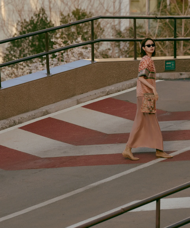 “最美超模”张梓琳晒照，41岁生俩娃身材和皮肤仍完美无瑕，好美