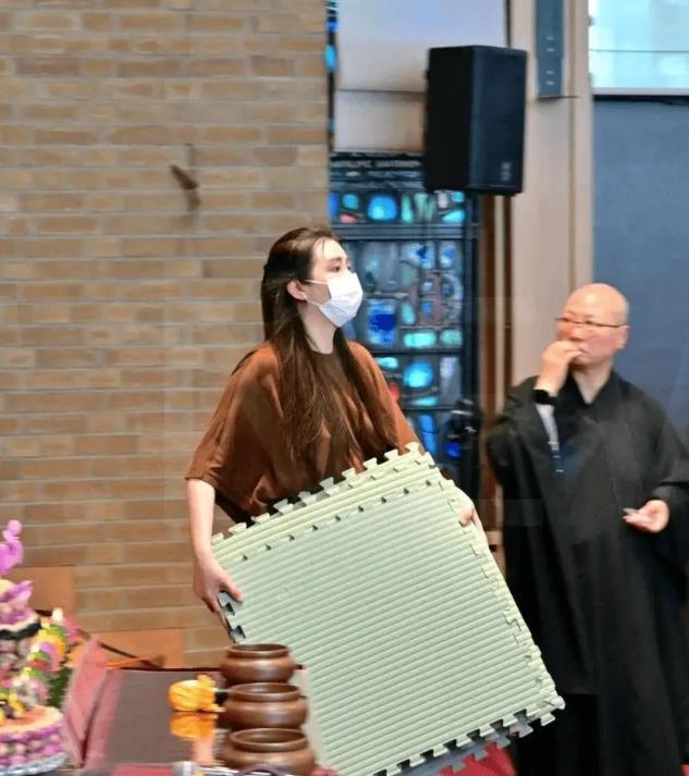 58岁王祖贤现身温哥华法会，帮忙打杂勤快利落，穿搭朴素不起眼