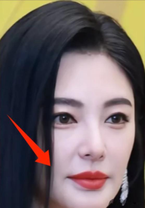 一点都不遮掩，眼纹明显，头有白发，46岁的她比72岁赵雅芝还真实