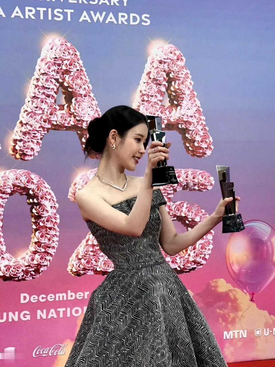 IU AAA颁奖幕后照 ???