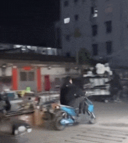 杨紫“现男友”晒合照被全网调戏：看看腹肌