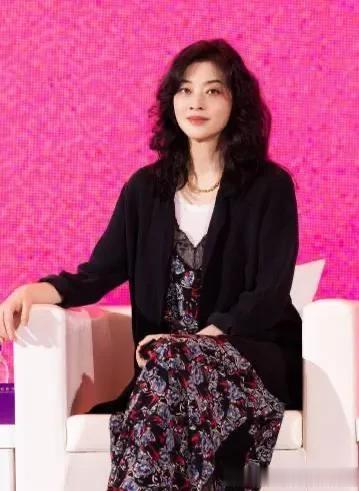 50岁梅婷减肥成功后真时髦！穿黑西装+碎花裙+帆布鞋，减龄又高级