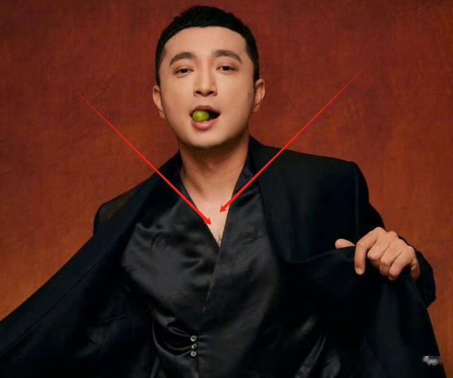 网友在新疆偶遇尼格买提,开京N牌照30万豪车,遭遇堵车眼神犀利