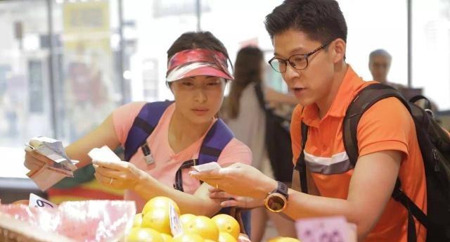 11岁霍中曦冒雨逛军营，镜头前很害羞，霍启刚全程陪同细节都是爱