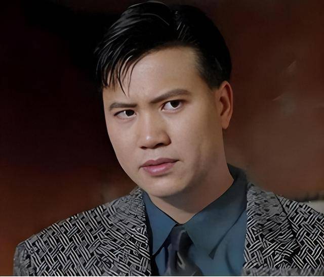 香港知名男星近照眼小口歪、表情僵硬