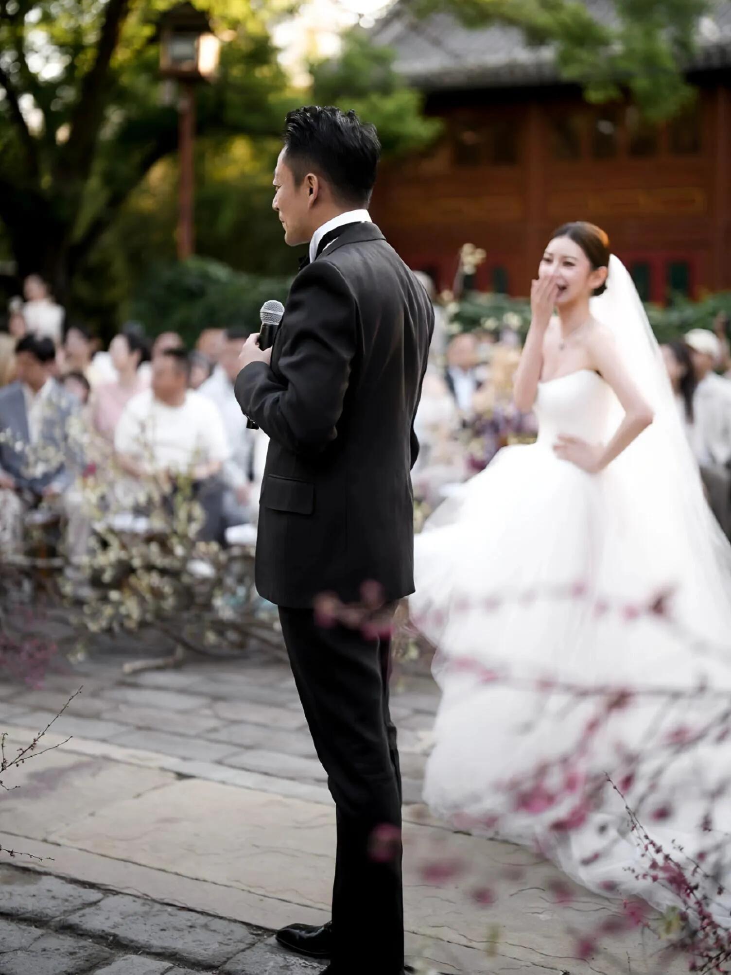 马筱梅穿miumiu孕肚显怀了，她累的直不起腰，汪小菲心疼的搂着她