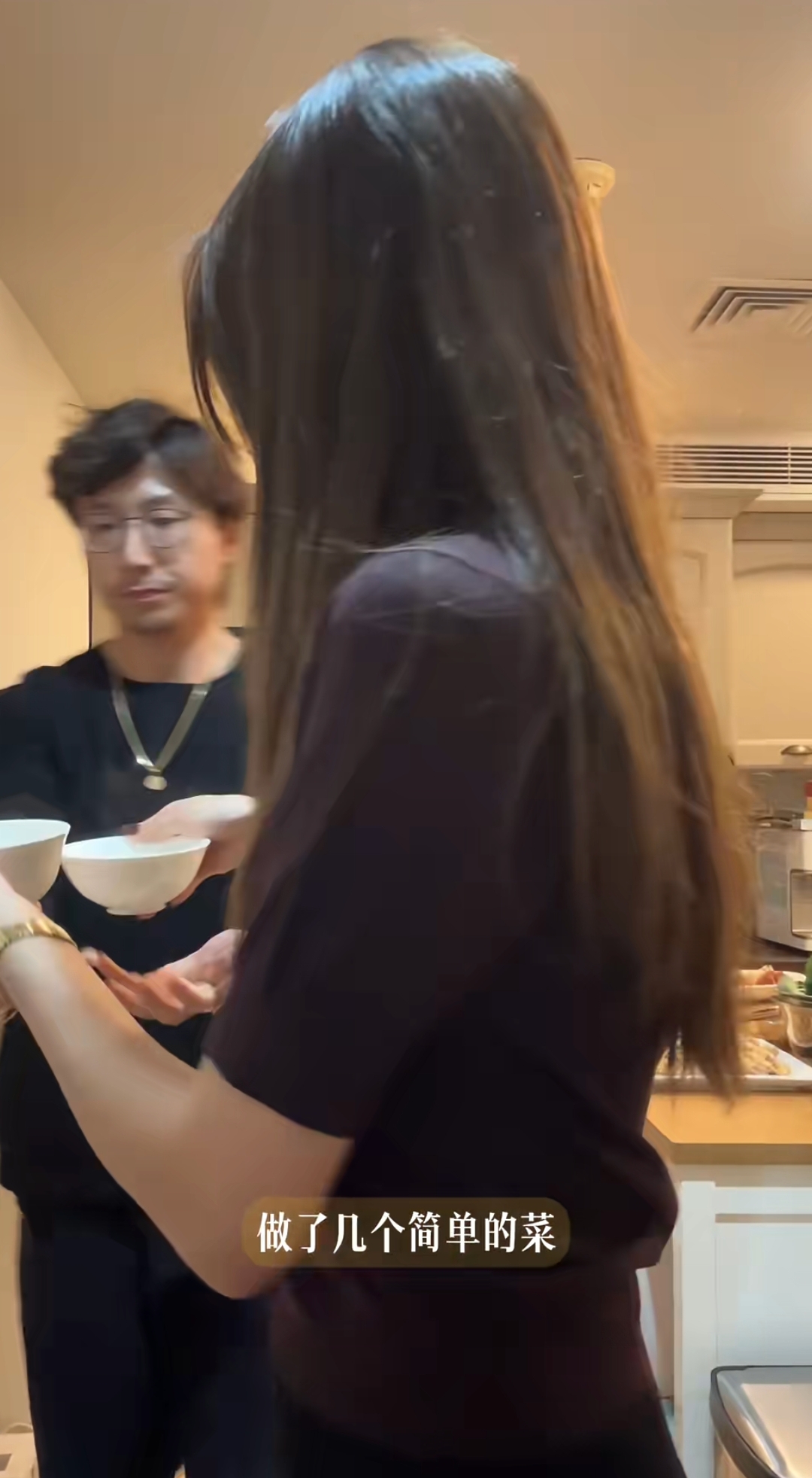 吴千语跨年下厨做三菜一汤，施伯雄打下手 夫妻俩逛街蒸桑拿好惬意