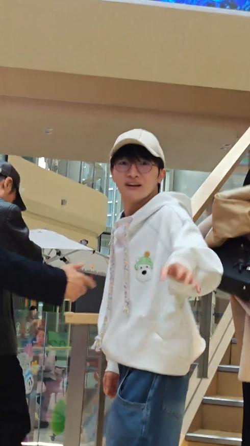 张艺谋周深线下被偶遇，一个穿厚底鞋装嫩，一个满脸笑像小学生