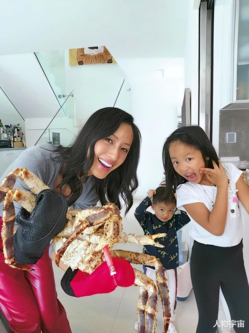 蒋怡爱下厨身材仍fit,与丈夫长跑12载结婚,诞一对子女超受宠爱