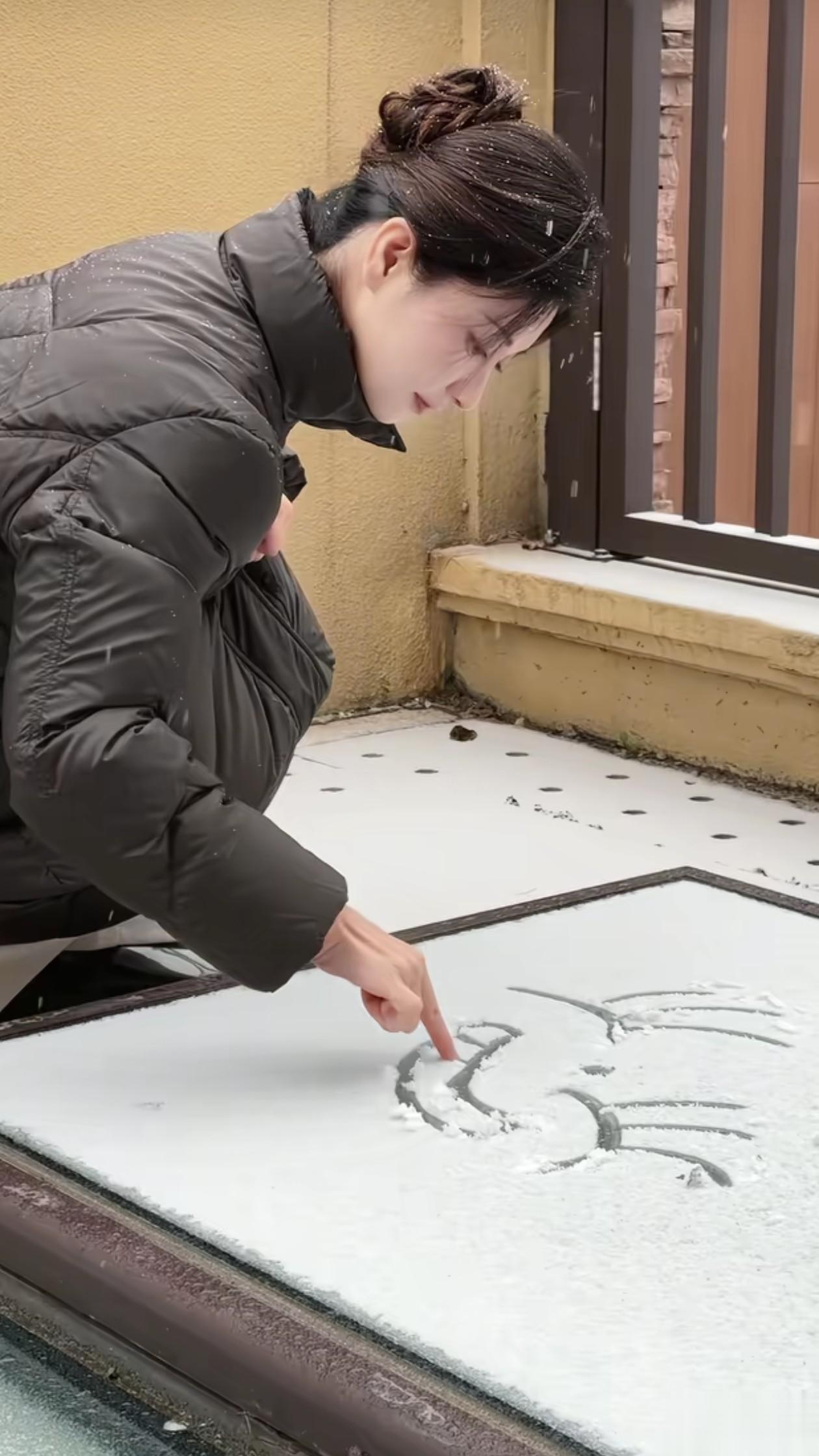 42岁斓曦穿黑色立领羽绒服在雪地走，网友直呼羽绒服是10年前款式