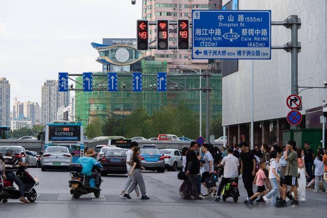 等红灯时频繁切换N挡和D挡，为何多数车主认为不可取？