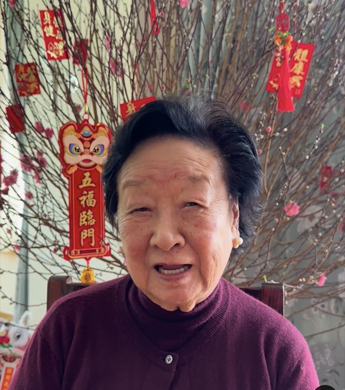 91岁方太庆生四代同堂，打扮贵气眼睛眯成一条线，女儿陪伴切蛋糕