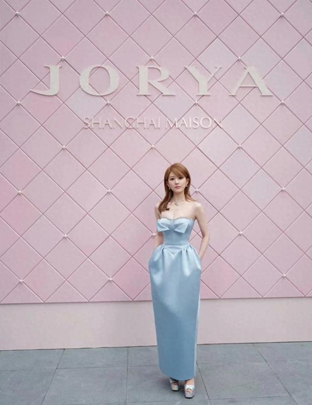 赵露思线下活动,蓝色裙子太美了