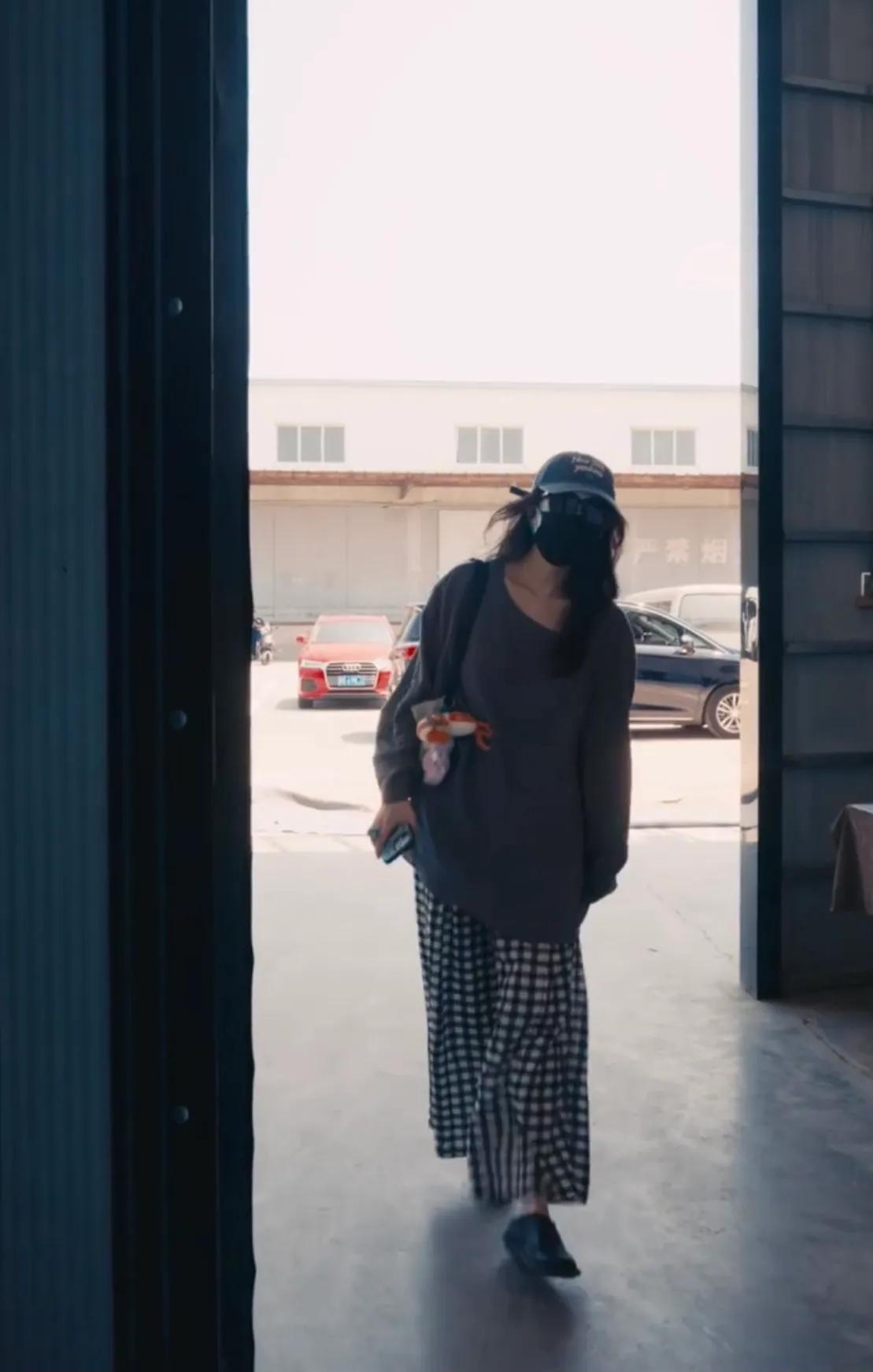 刘亦菲爱吃肉,杨幂穿睡衣上班,迪丽热巴又捂上了,宋佳私服帅气