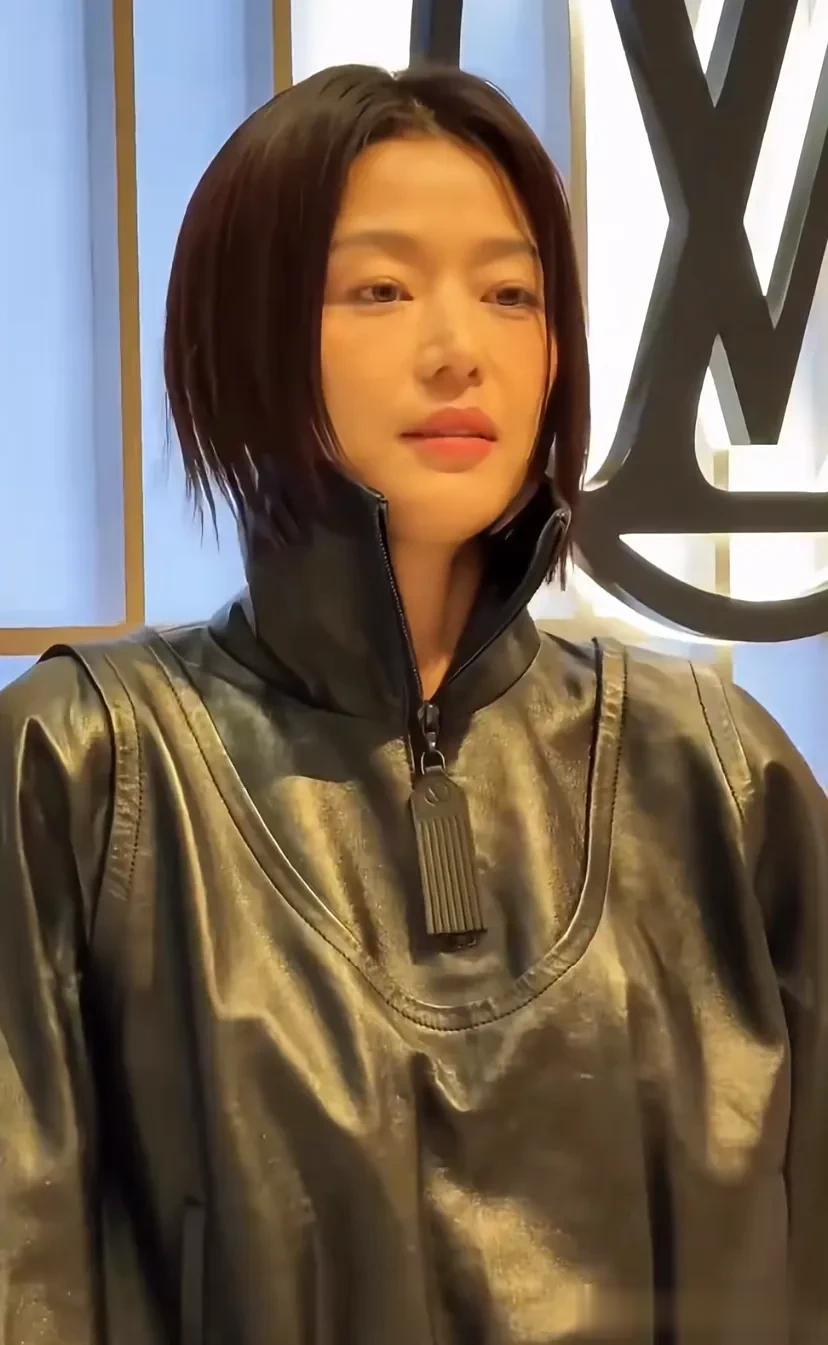 全智贤短发造型出席活动，脸瘦了一圈，法令纹重看着憔悴又干瘪