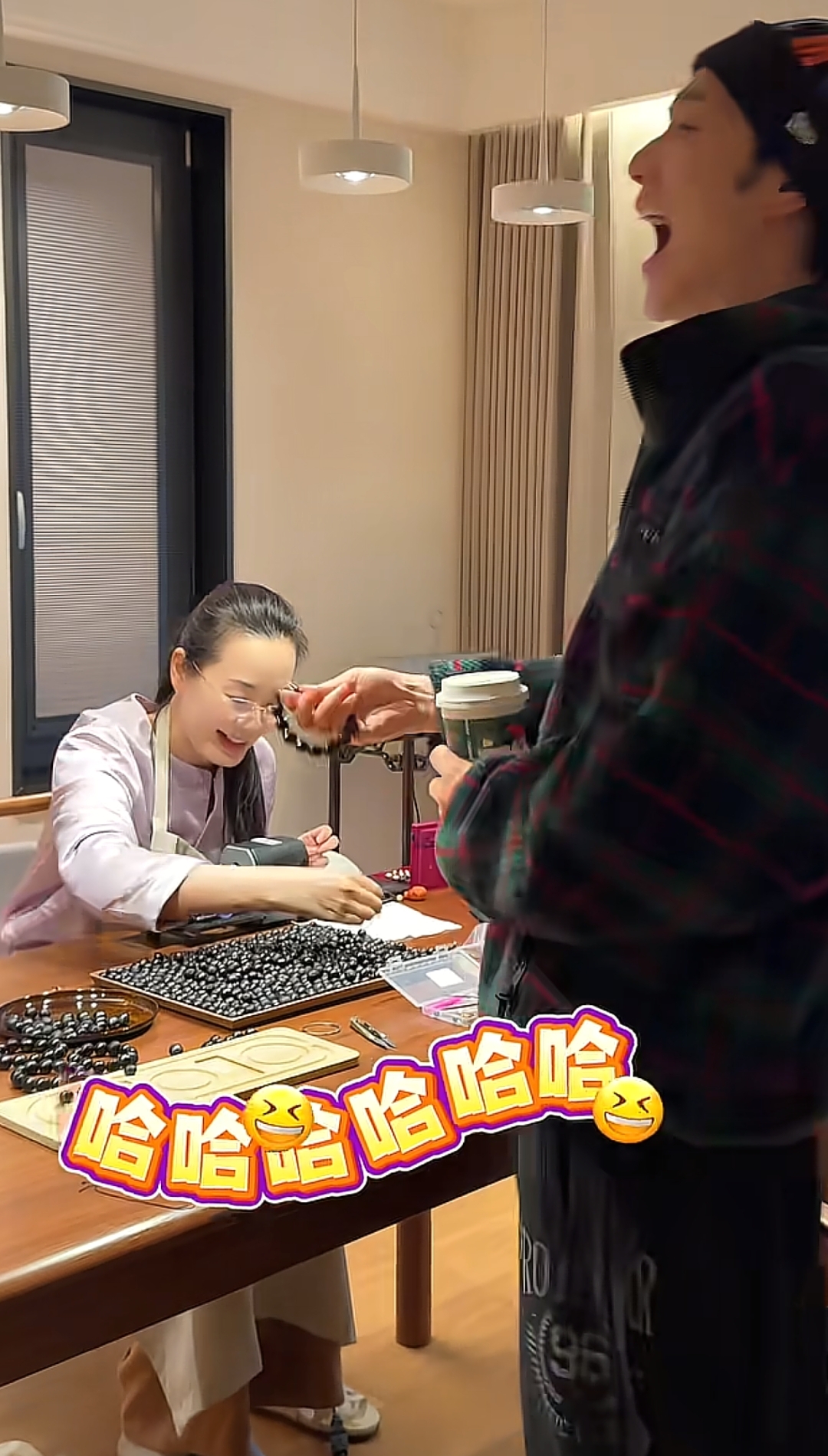 林依轮夫妇西湖旁捡无患子，老婆做手串当新年礼物 夫妻俩都好年轻