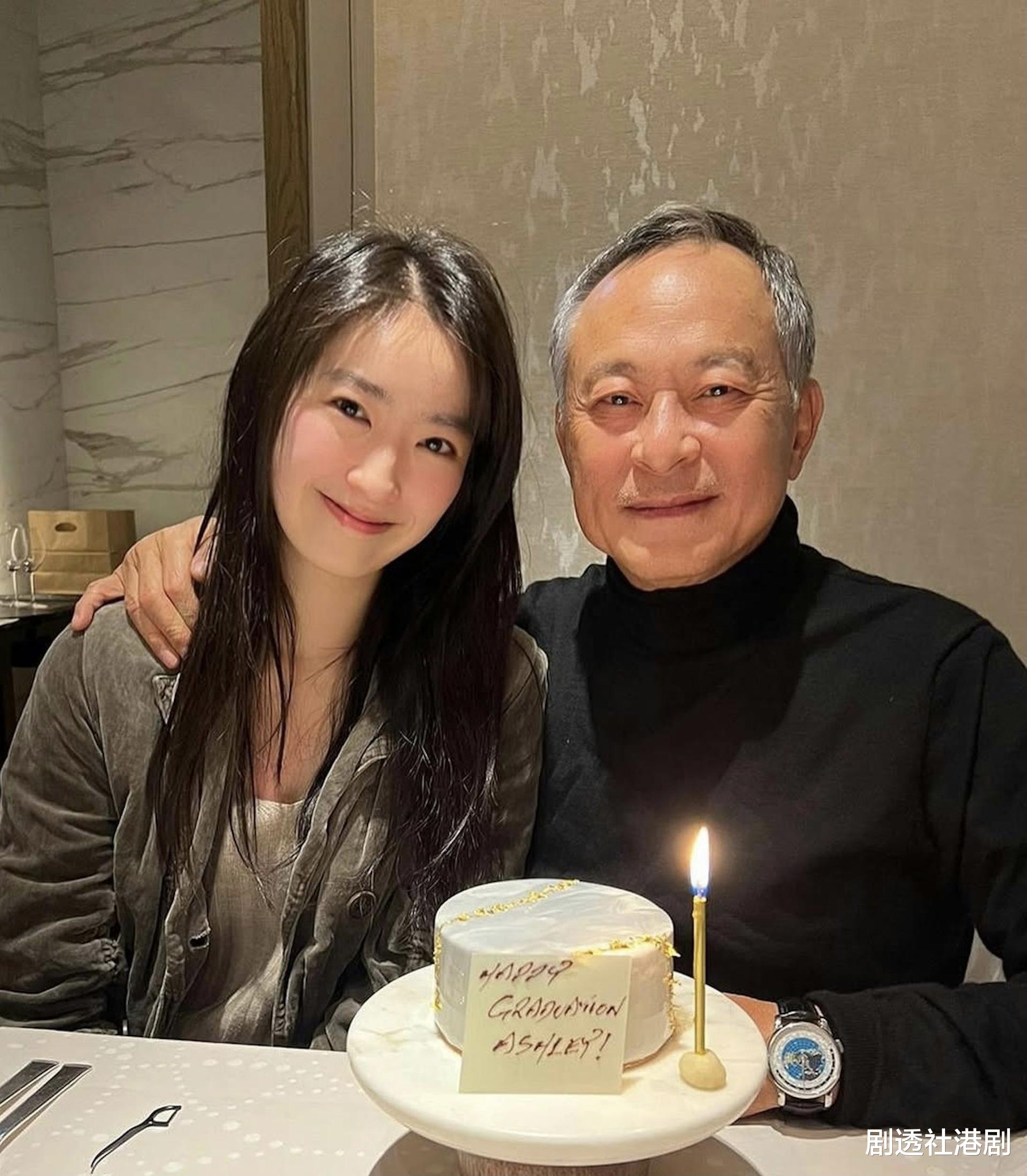 恭喜!香港知名星二代港大硕士毕业,被指与母亲共用一张脸