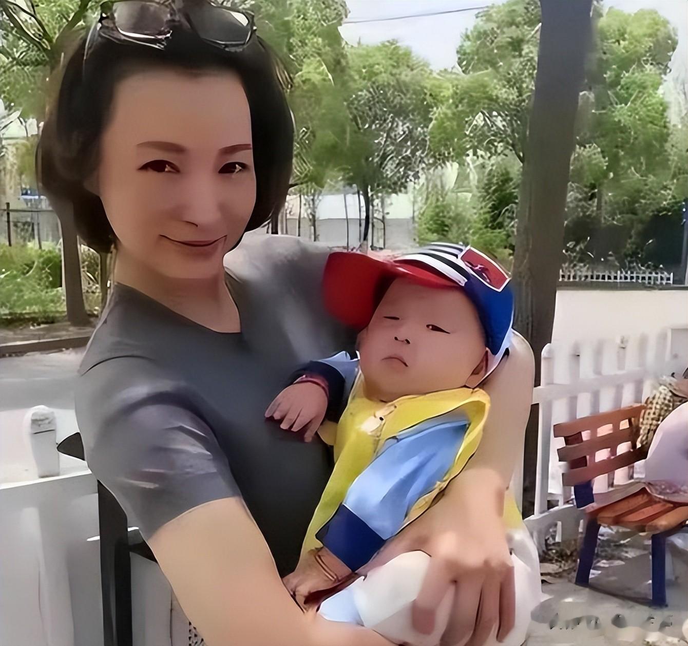 曾主持13年春晚,如今却跌落神坛的董卿,终要为“老赖”丈夫买单