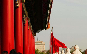 天安门阅兵观礼台上，一位年轻小伙对着镜头说了一句话，获得5亿点赞，身份令人意外