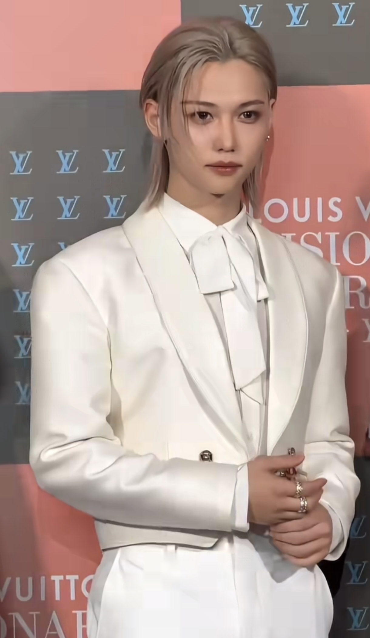 LV新店开业,多位明星出席活动,Lisa站大C位孔刘全智贤给她做配