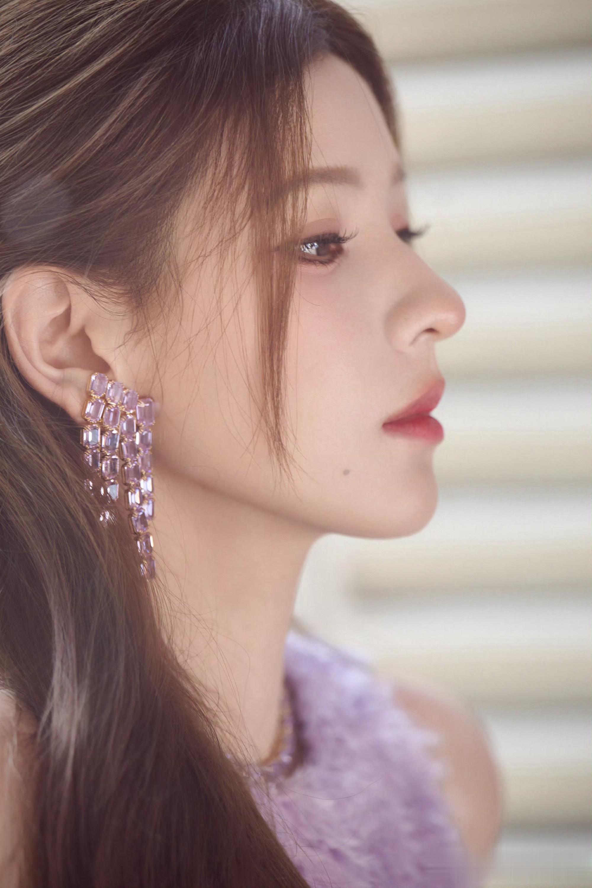 张予曦巴黎时装周穿立体花瓣长裙,梦幻优雅惊艳秀场