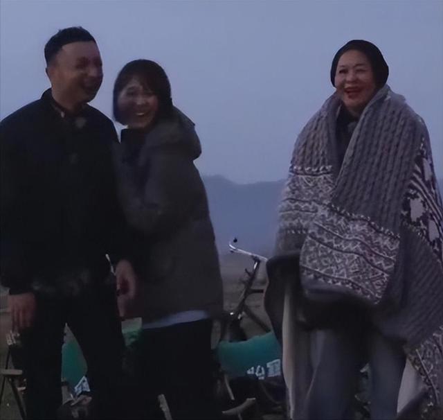 王冠夫妇的甜蜜合照，小细节透露婚后生活状态，大家都误会小尼了