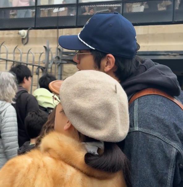 金莎携小男友现身英国，皮草配奶奶帽显老气，孙丞潇看她一脸宠溺