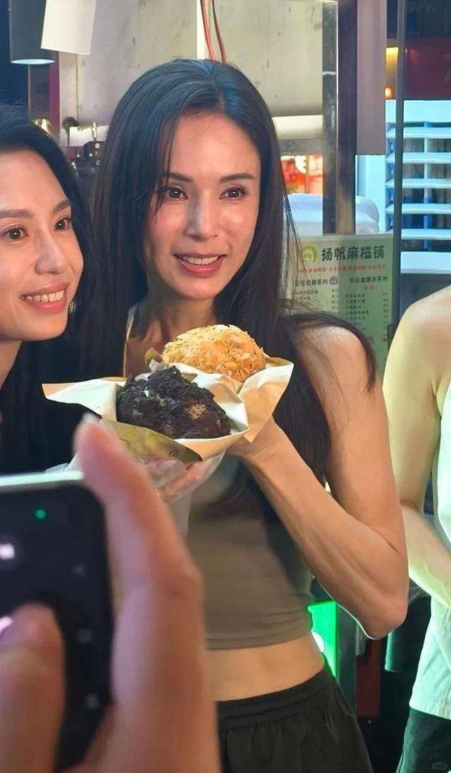 心酸，高雄给57岁翁虹过生日，长这么漂亮，却在景区跳舞供人观赏