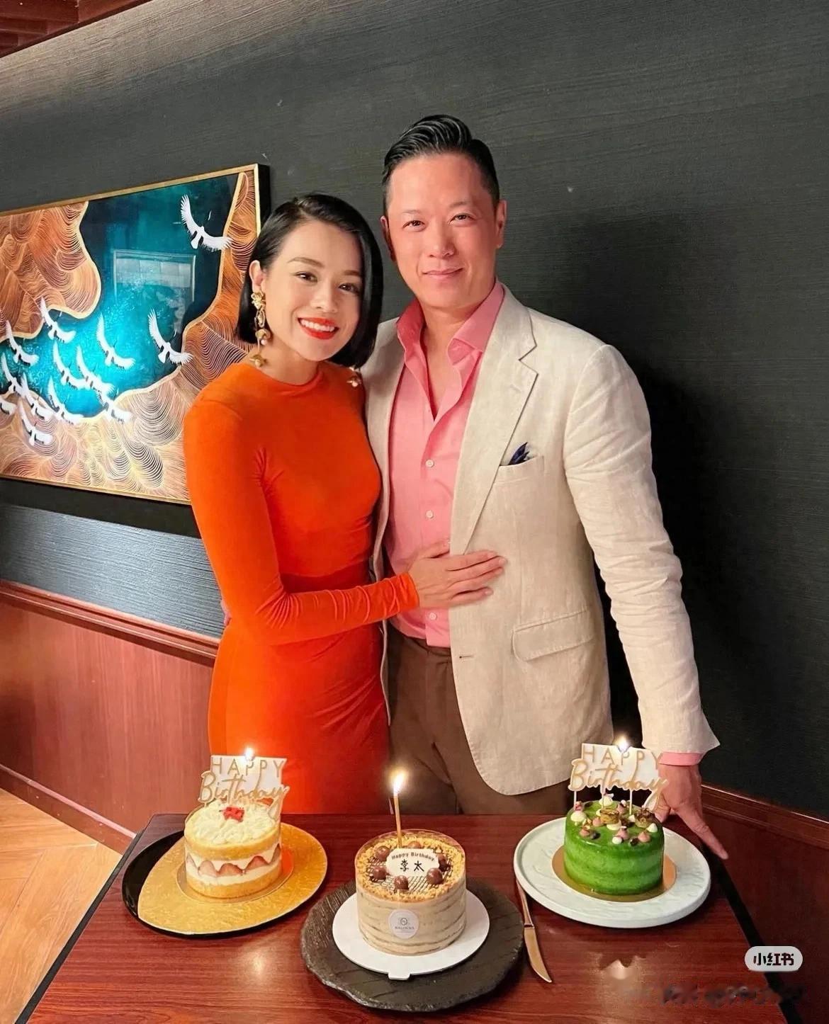 胡杏儿庆祝锡婚，桌上摆60多瓶茅台酒，让朋友狂饮，场面太奢侈了